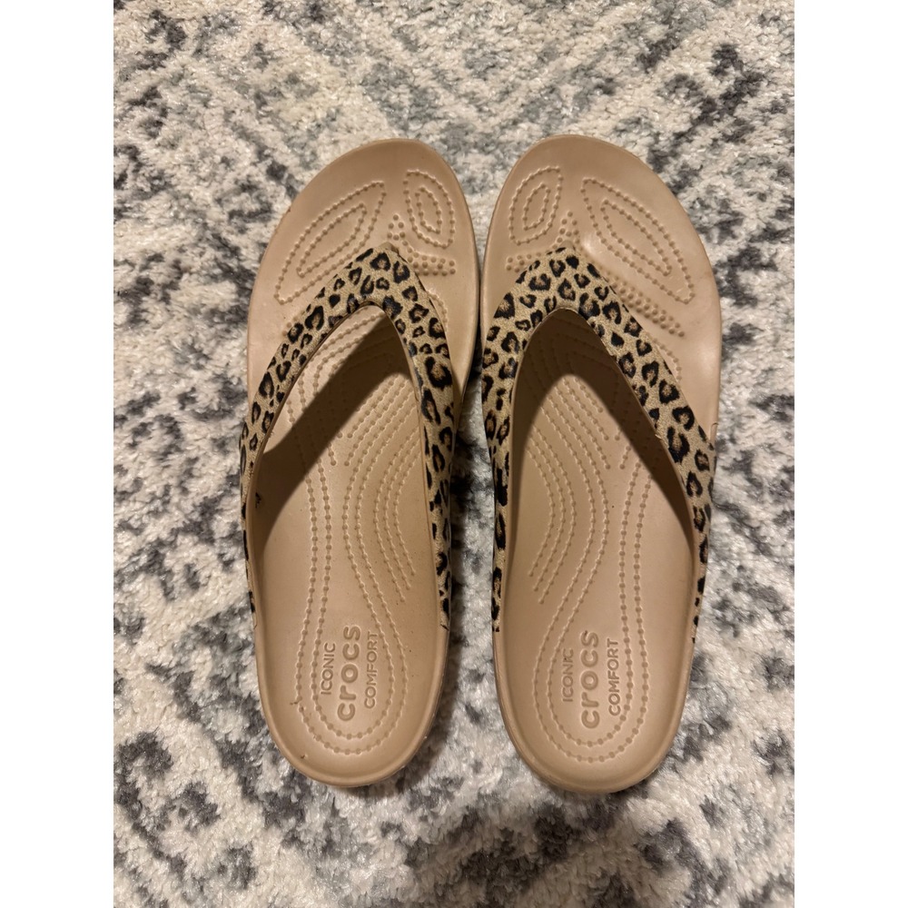 Crocs Womens Iconic Comfort Flip Flops Leopard Print Thong Sandals Tan Size 8